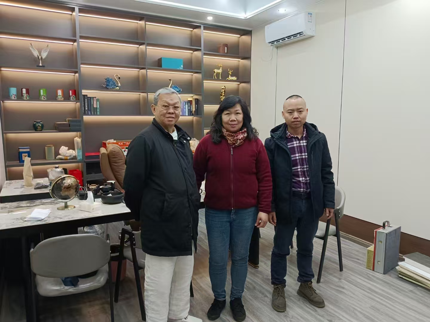 前來考察的國際友人與睿捷創始人何總合影